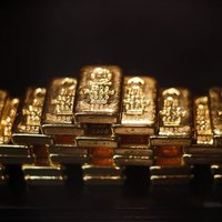 Altın güçlenen dolar ile geriliyor